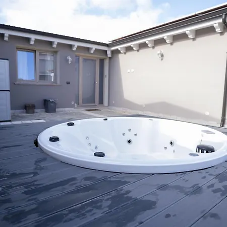 Domo San Leone - Storica Con Vasca Idromassaggio, Giardino E Parcheggio Privato 3*